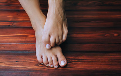 Nackt in der Sauna - nackte, verschämte Füße