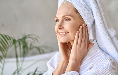 Sauna Tipps für Haut und Haare - Frau mit Kopfhandtuch