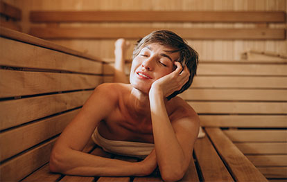Saunaregeln - Gesunde Frau in der Sauna