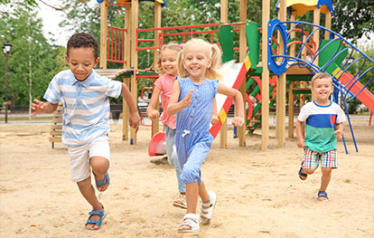 Spielplatz Baugenehmigung - Kinder rennen über öffentlichen Spielplatz