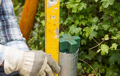 Garten Zaun selber bauen - Pfosten ausrichten