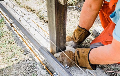 Zaun bauen - Richtschnur als Bauhilfe