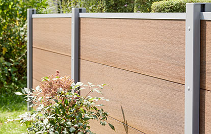 Zaun oder Hecke - WPC Zaun mit natürlicher Holz-Optik