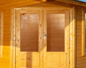 Finnhaus Wolff Holz-Gartenhaus Birte 2722 40 mit Halbglastür - 40mm Blockbohlenhaus - Geräteschuppen - Stufendach - natur