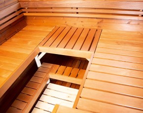 Finnhaus Wolff Fasssauna Conrad 2123 + U-Form-Bänke + Halbglasrückwand + schwarze Dachschindeln - 42mm Gartensauna - Bausatz - Thermoholz