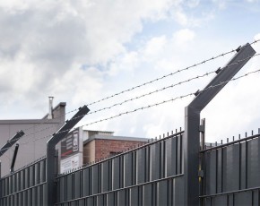 Deutsche Zauntechnik Stacheldrahtabweiser - Übersteigschutz 45° - silber