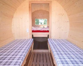 Finnhaus Wolff Campingfass Carlson 2433 + Dachschindeln schwarz - 42mm Blockbohlenhaus - Tonnendach - 2-Raum-Gartenhaus - montiert - natur