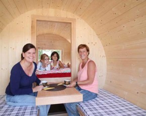 Finnhaus Wolff Campingfass Carlson 2433 + Dachschindeln schwarz - 42mm Blockbohlenhaus - Tonnendach - 2-Raum-Gartenhaus - montiert - natur